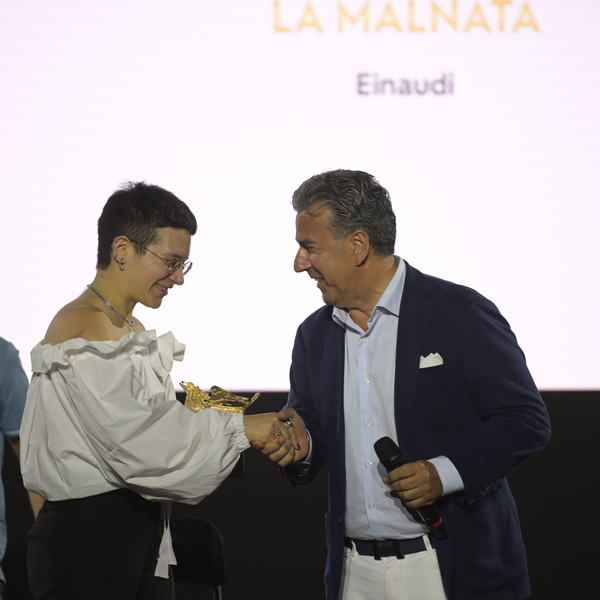 Beatrice Salvioni Vincitrice Del Premio Internazional Flaiano Di Narrativa Under 35 Riceve Il Pegaso D&#039;oro Da Giuseppe Marco
